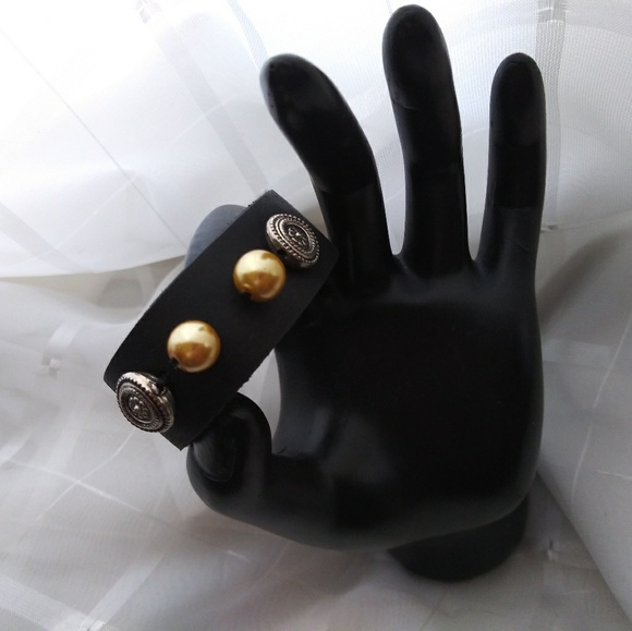 Soft leather cuff bracelet - Picture 1 of 7